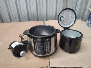03 ITENS SENDO: 01 PANELA DE PRESSÃO ELÉTRICA + 01 PANELA DE ARROZ ELÉTRICA + 01 MOTOR DE VENTILADOR — leilão em Rio de Janeiro/RJ
