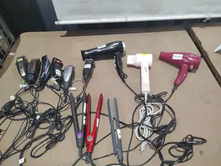 12 ITENS SENDO: 03 PRANCHAS + 05 CORTADORES DE CABELO + 03 SECADORES + 01 APARADOR DE BARBA — leilão em Rio de Janeiro/RJ