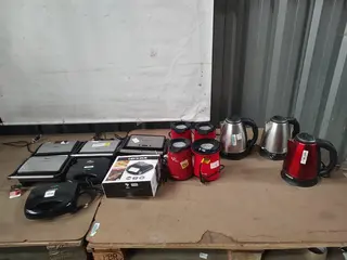 14 ITENS SENDO: 07 GRILLS + 04 PIPOQUEIRAS ELÉTRICAS + 03 CHALEIRAS ELÉTRICAS — leilão em Rio de Janeiro/RJ