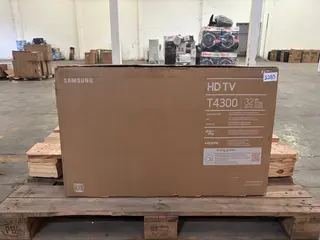 01 SMART TV 32" - PODENDO CONTER TELA TRINCADA — leilão em Rio de Janeiro/RJ