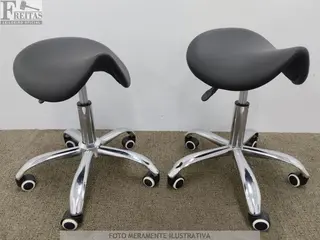 (B167910) LOTE COM 02 BANQUETAS MOCHO SELA ESTOFADAS PRETAS GIRATÓRIAS BASE CROMADA AJUSTE ALTURA RODAS NYLON. PRODUTO(S) DE DEMONSTRAÇÃO COM REPARO(S) SE NECES — leilão em Internet (São Paulo/SP