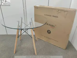 (B167739) LOTE COM 01 MESA REDONDA TRAVEL MAX TAMPO DE VIDRO EAMES TM INCOLOR GLASS PÉS PALITO MADEIRA (0 — leilão em Internet (São Paulo/SP
