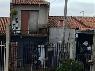 Casa, 77,84 m2 de área total, 38,92 m2 de área privativa, 70m2 de área do terreno, a.serv, WC, sl, cozinha. IPTU: 71600240254008 Matrícula: 200080 Ofício: 8. | Empreendimento: CONDOMINIO RESIDENCIAL T — leilão em Curitiba/PR