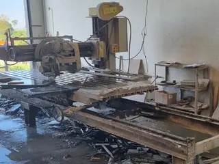 01 máquina serra ponte p/ granito, marca Terence — leilão em Cianorte/PR