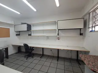 LOTE COMPOSTE DE: 04 CADEIRAS, 02 GAVETEIROS, 02 MESINHA DE APOIO, 01 QUADRO BRANCO, 02 QUADROS DE AVISO, 02 ARMARIOS SUSPENSOS, 01 NOBREAK, 01 FURADOR DE PAPEL, PRATELEIRAS e BANCADAS, NO ESTADO. — leilão em no Rio de Janeiro/RJ (foto 3)