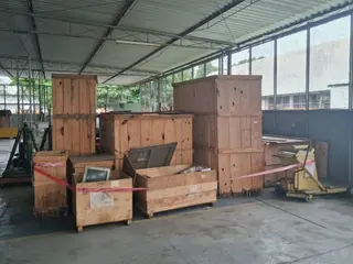 SUCATA FERROSA COMPOSTA DE FERRAMENTAL, MÁQUINAS E ELETRÔNICOS: CILINDROS, COMPASSO, COMPUTADOR HP, DISPOSITIVO DE BALANCEAMENTO, ENTALHADEIRA VERTICAL, ESTOJOS DE PINÇAS, FURADEIRA, LEITORA MICROFILM — leilão