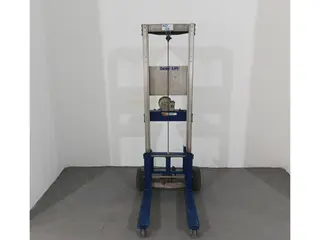 LOTE COMPOSTO DE: 01 EMPILHADEIRA MANUAL GENIE LOFT PARA CARGA DE ATÉ 181KG E ELEVAÇÃO DE ATÉ 2.50m, NO ESTADO. — leilão em Rio de Janeiro/RJ