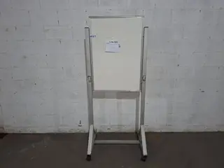 LOTE COMPOSTO DE: 01 QUADRO LOUSA DE FORMICA BRANCO COM CAVALETE ALUMÍNIO, NO ESTADO. — leilão em Rio de Janeiro/RJ