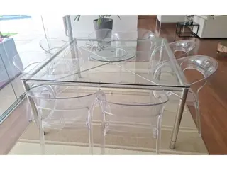 01 MESA DE JANTAR COM TAMPO QUADRADO DE VIDRO 1,5M X 1,5M, ESTRUTURA EM INOX C/ 08 CADEIRAS EM ACRÍLICO ALTURA 76 CM (ITEM Nº 4), NO ESTADO. — leilão em BARRA DA TIJUCA/RJ