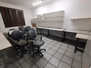 LOTE COMPOSTE DE: 09 CADEIRAS, 01 ARMARIO DE FERRO, 01 ARMARIO BAIXO, 03 GAVETEIROS, 04 MESAS, 03 QUADROS DE AVISO, PRATELEIRAS, NO ESTADO. — leilão em no Rio de Janeiro/RJ
