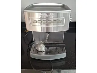 01 MÁQUINA/ CAFETEIRA DE CAFÉ EXPRESSO CUISINART EM-200 - SEMI-AUTOMÁTICA EM AÇO INOX (ITEM Nº 18), NO ESTADO. — leilão em BARRA DA TIJUCA/RJ