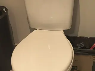 Vaso sanitário com caixa acoplada e lavatório com torneira — leilão em São Paulo/SP
