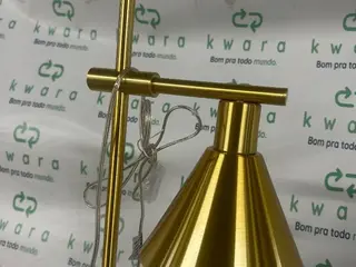Luminária de chão Karin dourado — leilão em Taboão Da Serra/SP