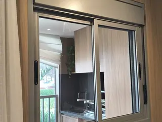 Janela com veneziana — leilão em São Paulo/SP