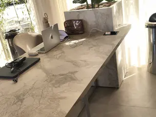 Mesa com cachepô — leilão em São Paulo/SP