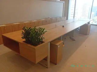 Estação de trabalho para Aprox. 10 lugares, com 2 posições com elevação automática e cachepot - DESMONTADAE NÃO ACOMPANHA GAVETEIROS — leilão em Taboão Da Serra/SP