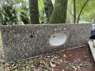 Pedra com cuba e espaço para torneira (desmontada) — leilão em Foz Do Iguaçu/PR
