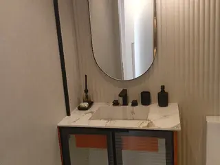 Pedra com pia esculpida, torneira, gabinete 2 portas e espelho com moldura — leilão em São Paulo/SP