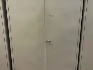 Armário de aço 2 portas — leilão em Jundiaí/SP
