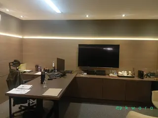 Aparador 4 portas, 4 gavetas, recorte para frigobar e mesa (não inclui itens) — leilão em Santo André/SP