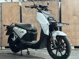 Motocicleta Elétrica VS1 ano modelo 2021 - Bateria, carregador e suportes — leilão em Osasco/SP