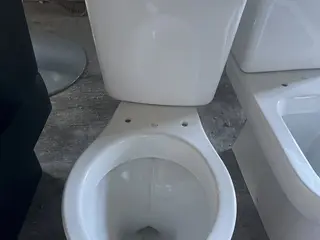 Vaso sanitário com caixa acoplada Deca — leilão em Porto Alegre/RS
