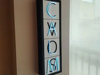 4 Letras luminária — leilão em São Paulo/SP