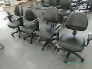 4 Cadeiras estofadas com rodinhas — leilão em São Paulo/SP
