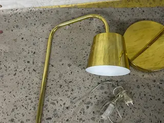 Luminária de chão Marlene dourado — leilão em Taboão Da Serra/SP