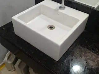 Pedra com cuba sobreposta Deca e torneira deca — leilão em São Paulo/SP