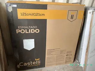 Aprox. 19 porcelanatos Esmaltado polido Castelli — leilão em Porto Alegre/RS