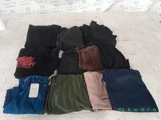 Aprox. 200 itens: Roupas, calçados, cama, mesa e banho, cosméticos, bolsas e cadeira — leilão em Embu Das Artes/SP