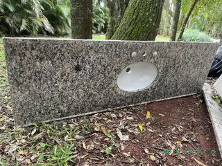Pedra com cuba e espaço para torneira (desmontada) — leilão em Foz Do Iguaçu/PR