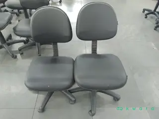 2 Cadeiras estofadas com rodinhas — leilão em São Paulo/SP