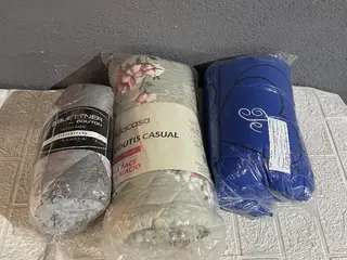Aprox. 50 itens: Travesseiros, cobre-leito, toalhas, cortinas e cobertor — leilão em Embu Das Artes/SP