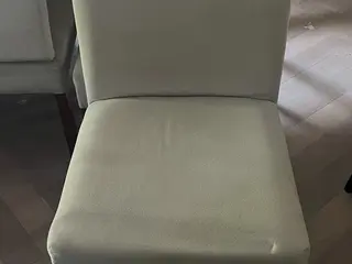 Cadeira estofada Pattoli — leilão em Porto Alegre/RS