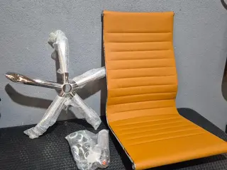 Móveis: Buffet aparador, armário, rack, cadeiras e bicicleta ergométrica — leilão em Embu Das Artes/SP
