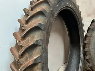 02 PNEUS MARCA MICHELIN; MEDIDA 320/90R50 — leilão em SERRANA/SP