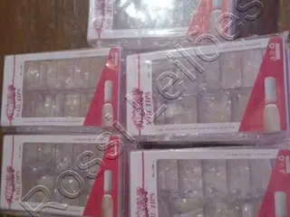 Contém 15 pacotes com 300 unid cada pacote, totalizando 4500 unid de unha — leilão