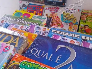 Lote contendo 24 unidades, sendo: Jogos, quebra-cabeças e outros. Diversas marcas modelos. Sem conferência, conforme fotos. (L35). Itens devidamente ENCAIXOTADOS para retirada ou eventual envio. — leilão