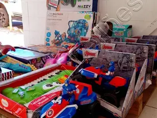 Lote contendo 25 Brinquedos, diversas marcas e modelos conforme fotos. (L13) Itens devidamente ENCAIXOTADOS para retirada ou eventual envio. — leilão