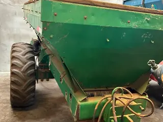 DISTRIBUIDOR DE CALCÁRIO STARA 10.000KG — leilão em SERRANA/SP
