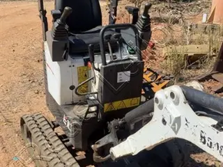 [ VÍDEO ] MINIESCAVADEIRA BOBCAT MOD. E10 ANO 2022 - (ACONPANHA 3 CONCHAS MEDIDAS DIFERENTES) — leilão