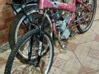 Lote contendo 01 Ciclomotor e 01 bicicleta, c/ motores a gasolina, (B12) — leilão (foto 2)