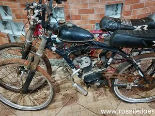 Lote contendo 02 bicicletas c/ motores a gasolina, (B14) — leilão