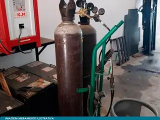 02 Cilindros de Gás com Carrinho e 02 Paleteira Desmontada — leilão em Jundiaí/SP