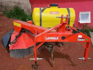 PARAGUAÇU/MG - Capinadeira Varredora Lavrale, modelo CV 80, equipada com rotor com cerdas de aço, reservatório de água de 100 litros e sistema de jato d’água para controle de poeira — leilão em Paraguaçu/MG