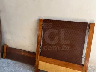 ITAUNA/MG- CAMA DE SOLTEIRO DE MADEIRA MACIÇA — leilão em Acrelândia/AC