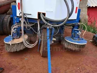 PARAGUAÇU/MG - Varredora Mecânica Rebocável VM, modelo VCR1600 equipada com escovas laterais, reservatório coletor, sistema hidráulico e sistema de pulverização para controle de poeira — leilão em Paraguaçu/MG (foto 4)