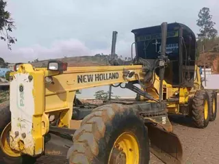 VIEIRAS/MG - Motoniveladora New Holland, modelo RG140B — leilão em Vieiras/MG